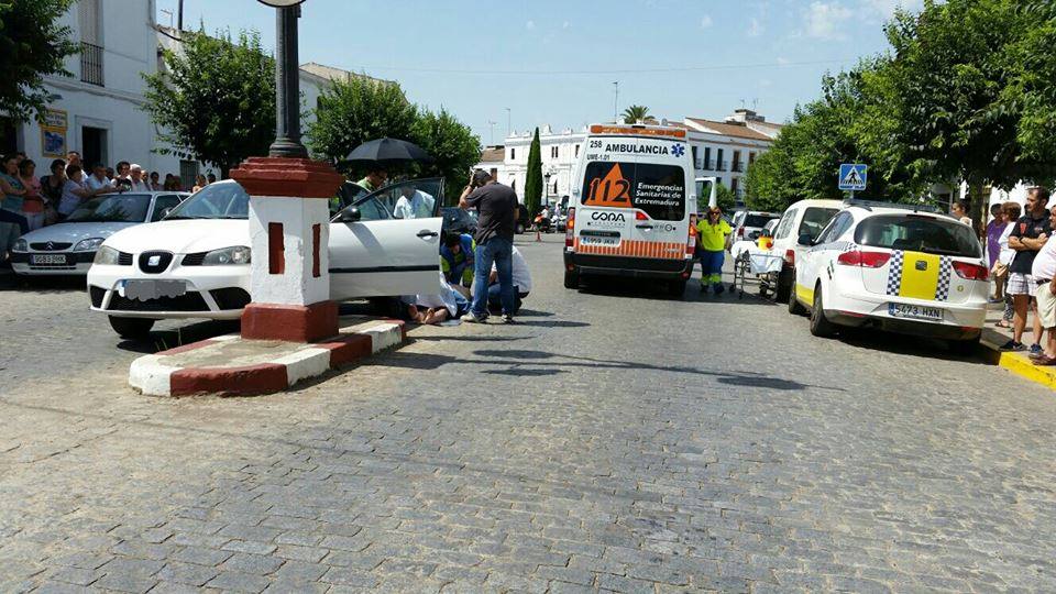 Los servicios sanitarios atienden al accidentado en el lugar del siniestro.