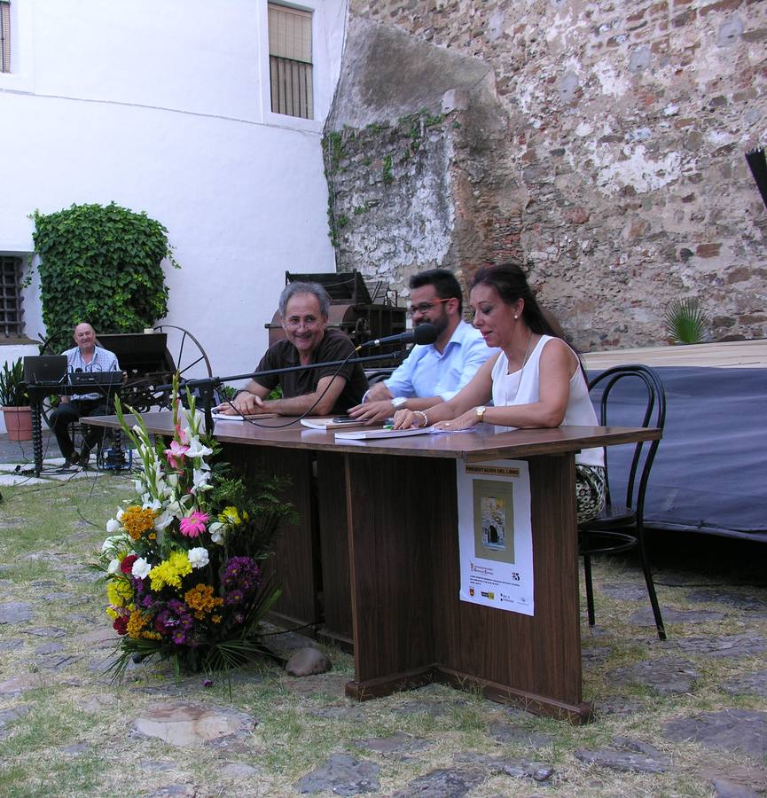 Por la izquierda, Vallecillo, González y Plaza durante la presentación. 