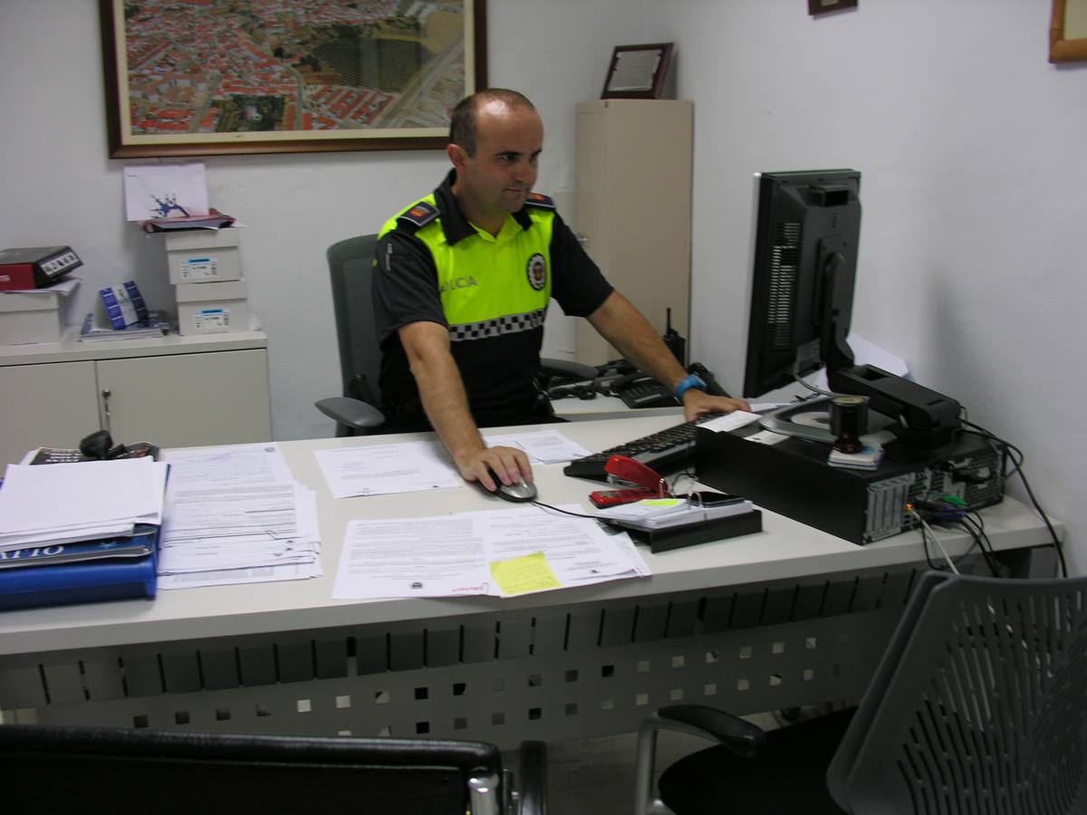 Miguel Ángel Mejías en la sede de la Policía Local de Olivenza. 