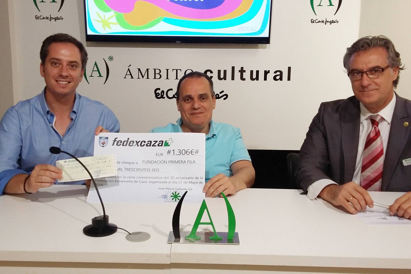 Por la izquierda, Gallardo, Lagar y Miguel Luna, responsable de comunicación de El Corte Inglés Badajoz. 