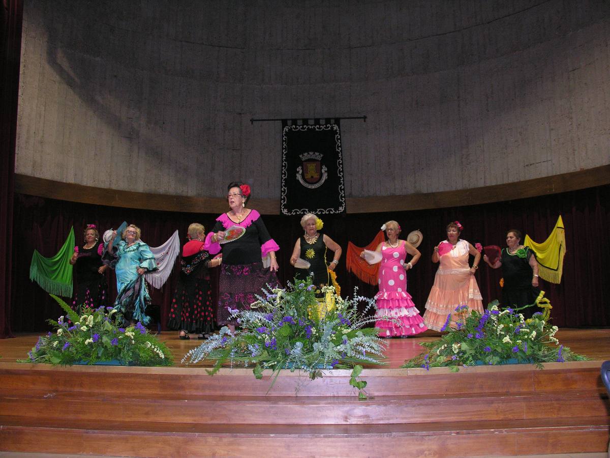 Actuación inicial del grupo Las Raparigas. 