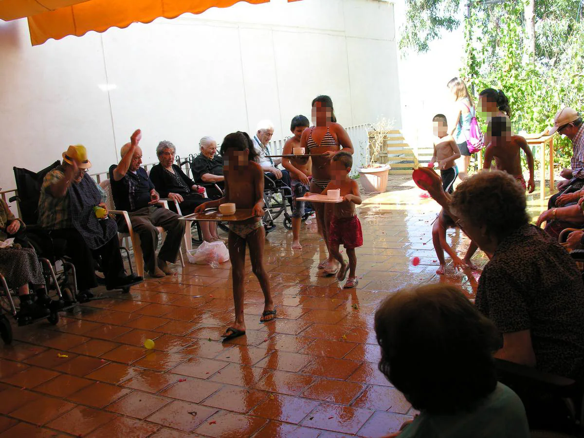 Juego desarrollado en el patio de las instalaciones de Caser Residencial. 