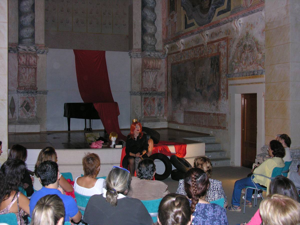 Javier Reche Garay, al inicio del espetáculo teatral. 