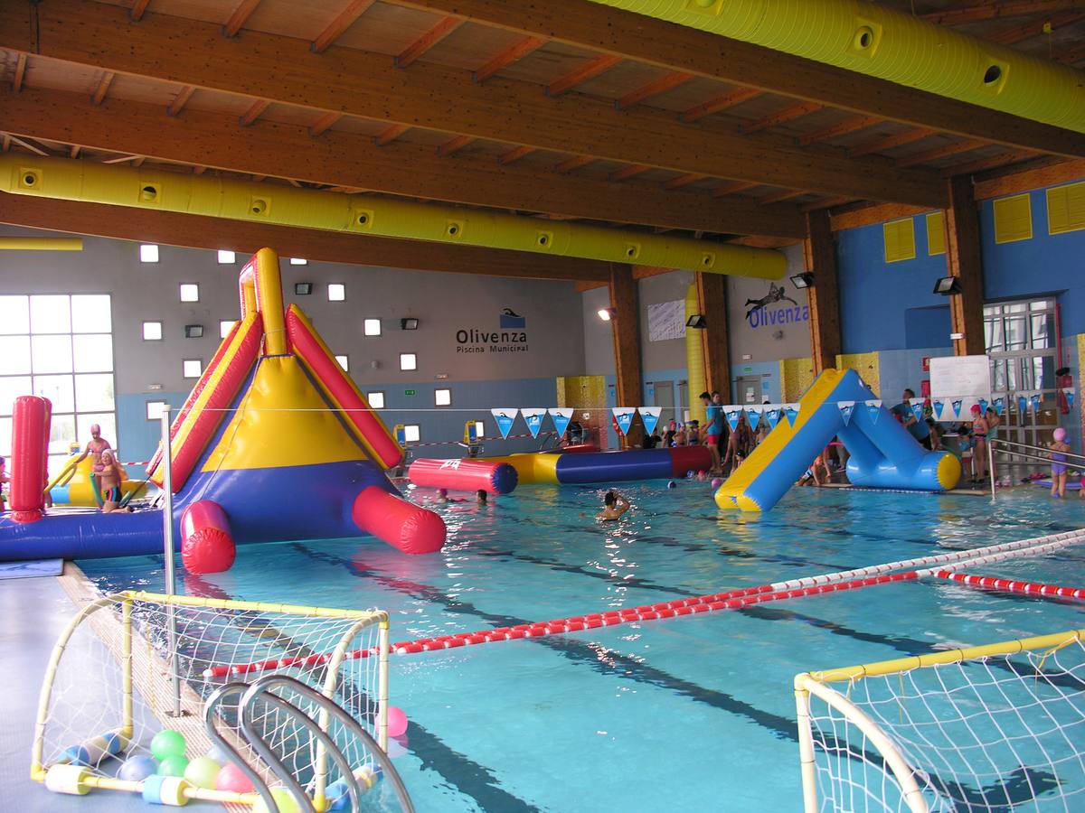 Interior de las instalaciones durante una fiesta acuática infantil. 