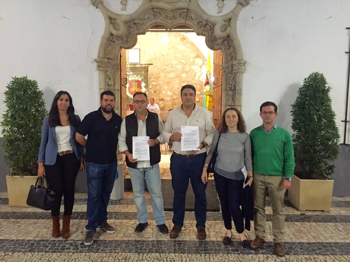 Los seis concejales populares a las puertas del Ayuntamiento de Olivenza. 