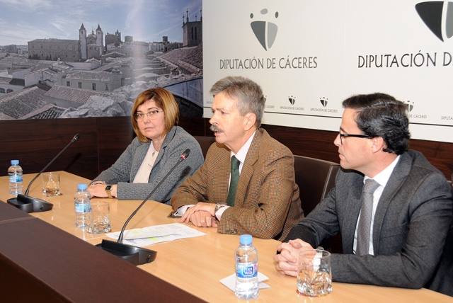 Rosario Cordero, presidenta de la Diputación de Cáceres; el consejero de Economía, Jose Luis Navarro, y el presidente de la Diputación de Badajoz, Miguel Ángel Gallardo. 