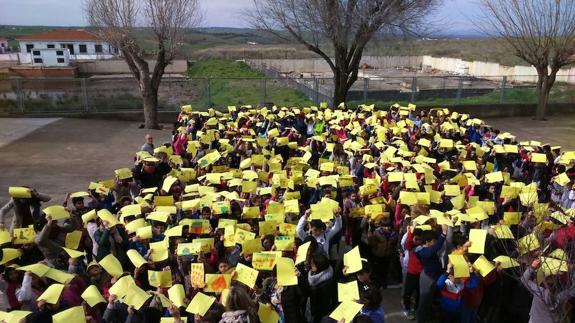 Centenares de alumnos de los colegios y el intituto participaron en la conmemoración del Día Internacional contra el Cáncer Infantil. 