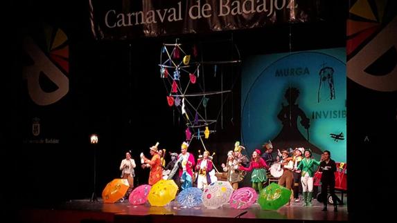 Momento de la actuación de la murga 'Los Invisibles' sobre el escenario del López de Ayala. 