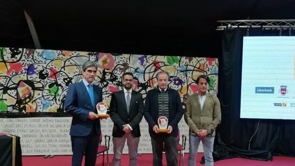 Los homenajeados, el ganadero Fernando Domecq y el diestro Emilio Muñoz, junto al alcalde Manuel J. González y el periodista Carlos Ruiz Villauso. 