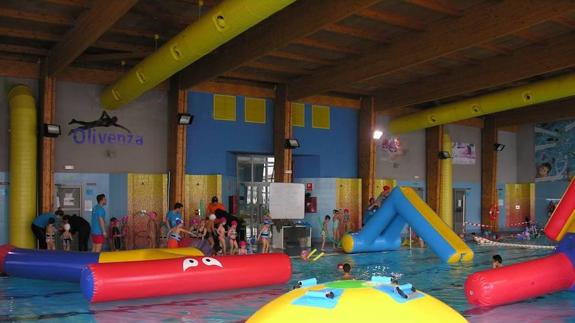 Fiesta de Hinchables en la Piscina Climatizada de Olivenza en 2016. 