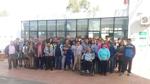 Grupo de usuarios, familiares y trabajadores a las puertas del centro Aprosuba-14 de Olivenza. 
