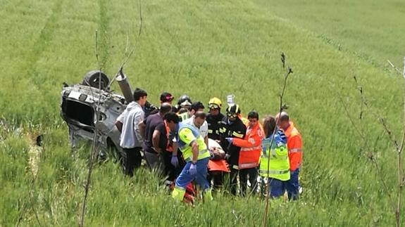 Momento en que se sacaba a las víctimas del accidente del vehículo. HOY
