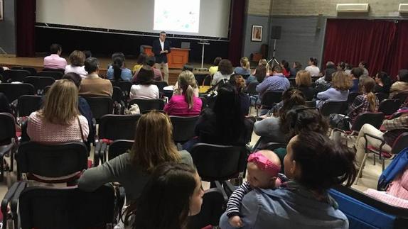 Charla sobre educación e inteligencia emocional organizada por Aprosuba-14, a cargo de Carlos Pajuelo. 