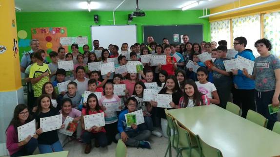 Alumnado del Colegio Público 'Francisco Ortiz', tras la entrega de diplomas. 