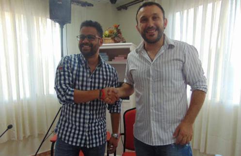 El actual alcalde, Manuel J. González Andrade, junto al portavoz de IU, Luis Núñez Fernández, el día de la firma del pacto en junio de 2015. 