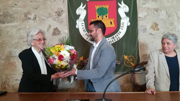 Fernanda Blasco recibe un ramo de flores de manos del alcalde de Olivenza. 