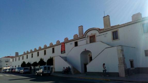 Fachada de la Universidad Popular de Olivenza. 