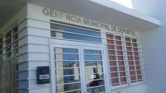 Puerta de la Gerencia Municipal de Deportes (GMD) de Olivenza. 