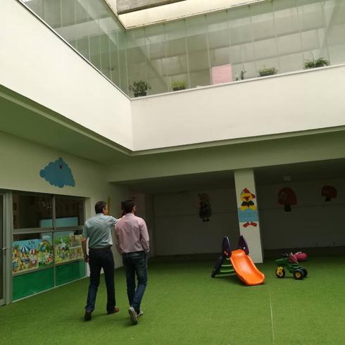 El alcalde, Manuel J. González Andrade, visitó el colegio para revisar las obras. 