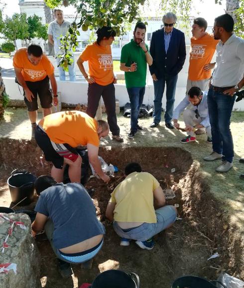 El director del Instituto de la Juventud de Extremadura, Felipe González Martín, visita el Campo de Trabajo de Recuperación de la Memoria Histórica en Olivenza. CEDIDA