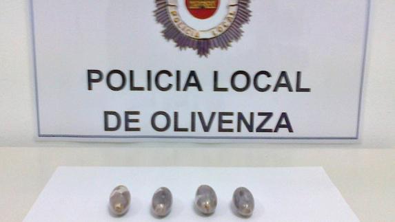 Bellotas de hachís incautadas. 