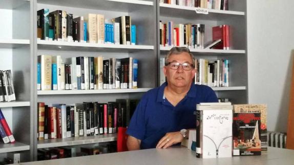 El escritor Jesús Caudevilla, en la agencia de la lectura de San Benito de la Contienda. CEDIDA