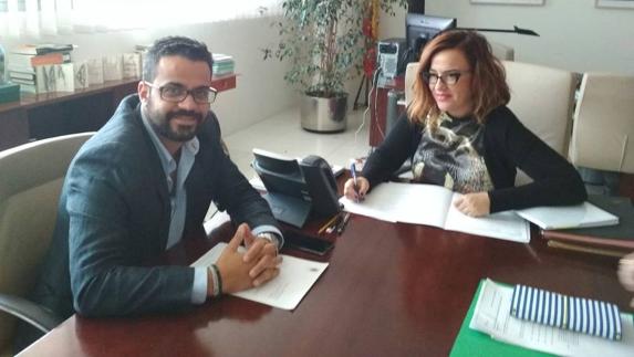 El alcalde de Olivenza se reúne con la directora general de Urbanismo y el Territorio de la Junta. 