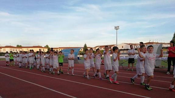 Jóvenes de la Escuela Municipal de Fútbol de la Gerencia Municipal de Deportes de Olivenza. 