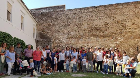 Foto de familia d los participantes, en el patio de armas del castillo. CEDIDA