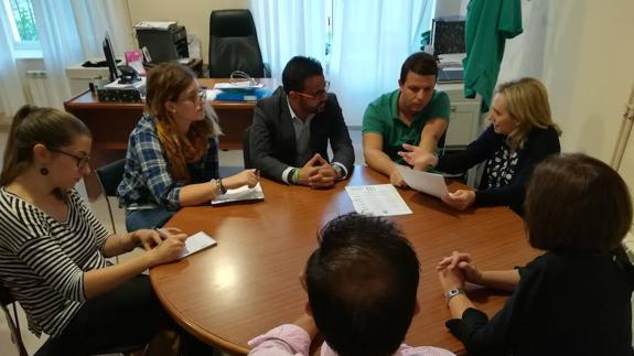 Participantes en el encuentro con el alcalde en el Ayuntamiento. 