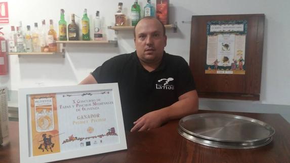 Antonio Larios, en la barra de la cafetería 'La Marina' que regenta desde julio de 2017. 