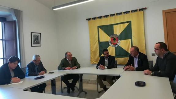 Reunión de responsables de Plena Inclusión Extremadura con el alcalde de Olivenza. 