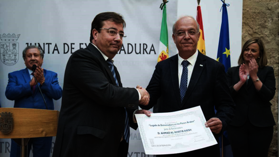 Ahmad Al-Khatib recibe el diploma de Legado de Extremadura en los Países Bajos