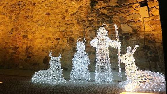 Iluminación navideña junto a la muralla del alcázar de Olivenza. 