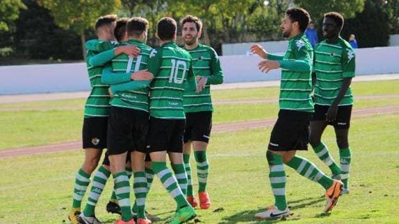 Los jugadores del Cacereño celebran uno de los goles de ayer en Olivenza. 