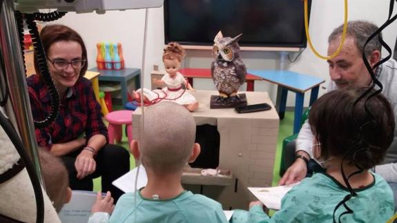 Niños participando en la actividad del cuentacuentos. 