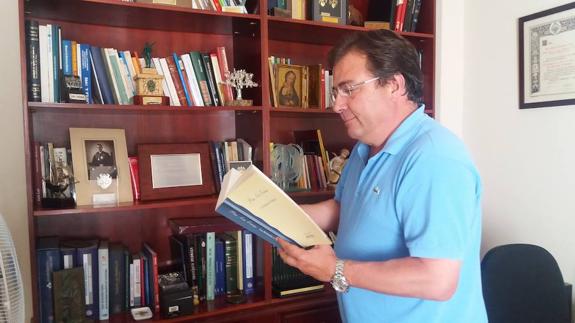 Guillermo Fernández Vara en el despacho de su casa en Olivenza, este verano. 