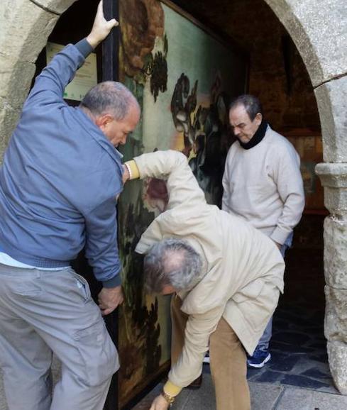 Operarios del Museo entran una de las tablas. 