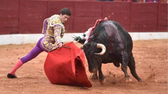 José Garrido, durante su faena. 