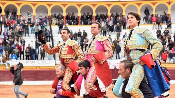 Ponce, Ferrera y Roca Rey, salen a hombros por la puerta grande. 