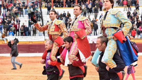 La terna matinal del domingo a hombros. 