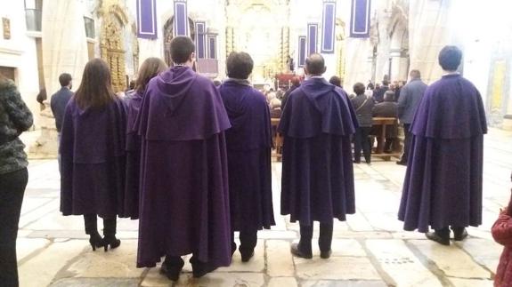 Miembros de la Real Archicofradía del Señor de los Pasos de Olivenza, con las tradicionales hopas moradas. 