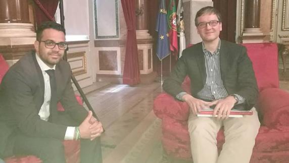 El alcalde de Olivenza, junto al responsable del área de Turismo de la Cámara Municipal de Lisboa. 
