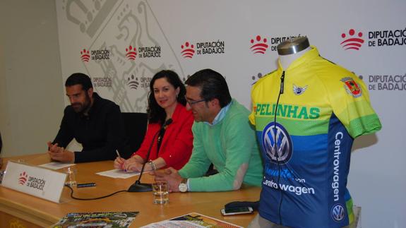 El concejal de Deportes y la directora del Área de Cultura de Diputación, junto al responsable de 'Os Pelinhas' de Olivenza. 