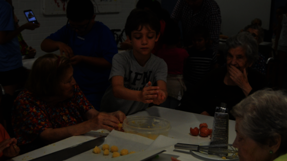 Taller de cocina entre niños y mayores. 