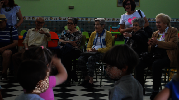 Encuentro intergeneracional entre niños y usuarios de Caser Residencial. 