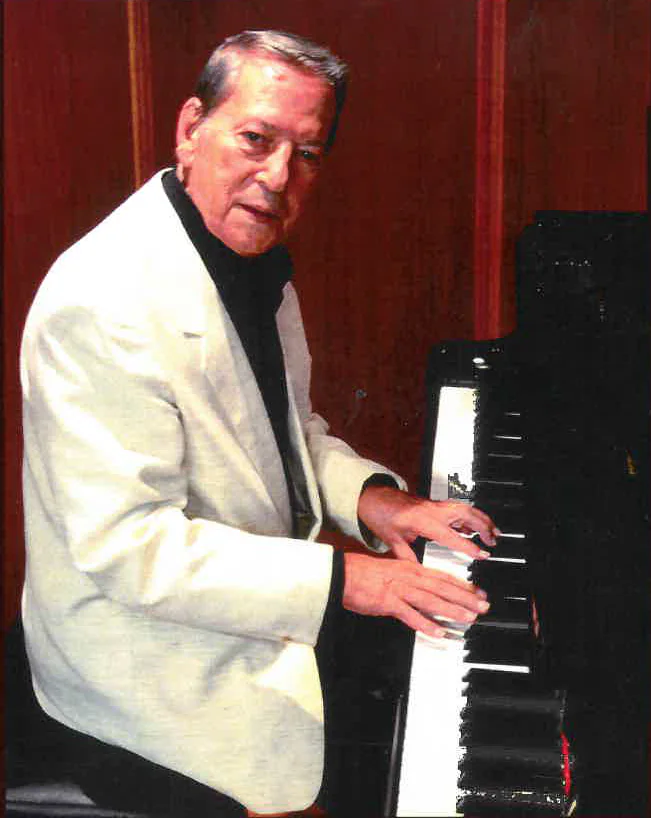Alberto Lebrato, al piano. Portada del libro biográfico ‘Vida y Música’ (2015) de Theófilo Acedo. 