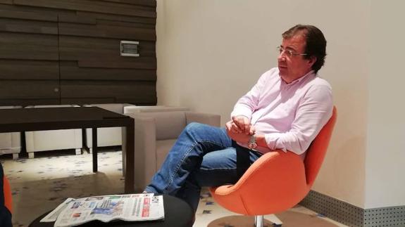 Guillermo Fernández Vara hace un alto en sus vacaciones estivales para atender a HOY Olivenza. 