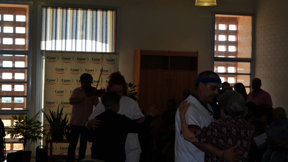 Residentes, trabajadores y familiares de Caser Residencial, durante una actividad. 