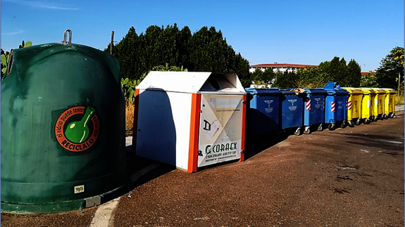 Diferentes contendores de recogida de residuos sólidos. 